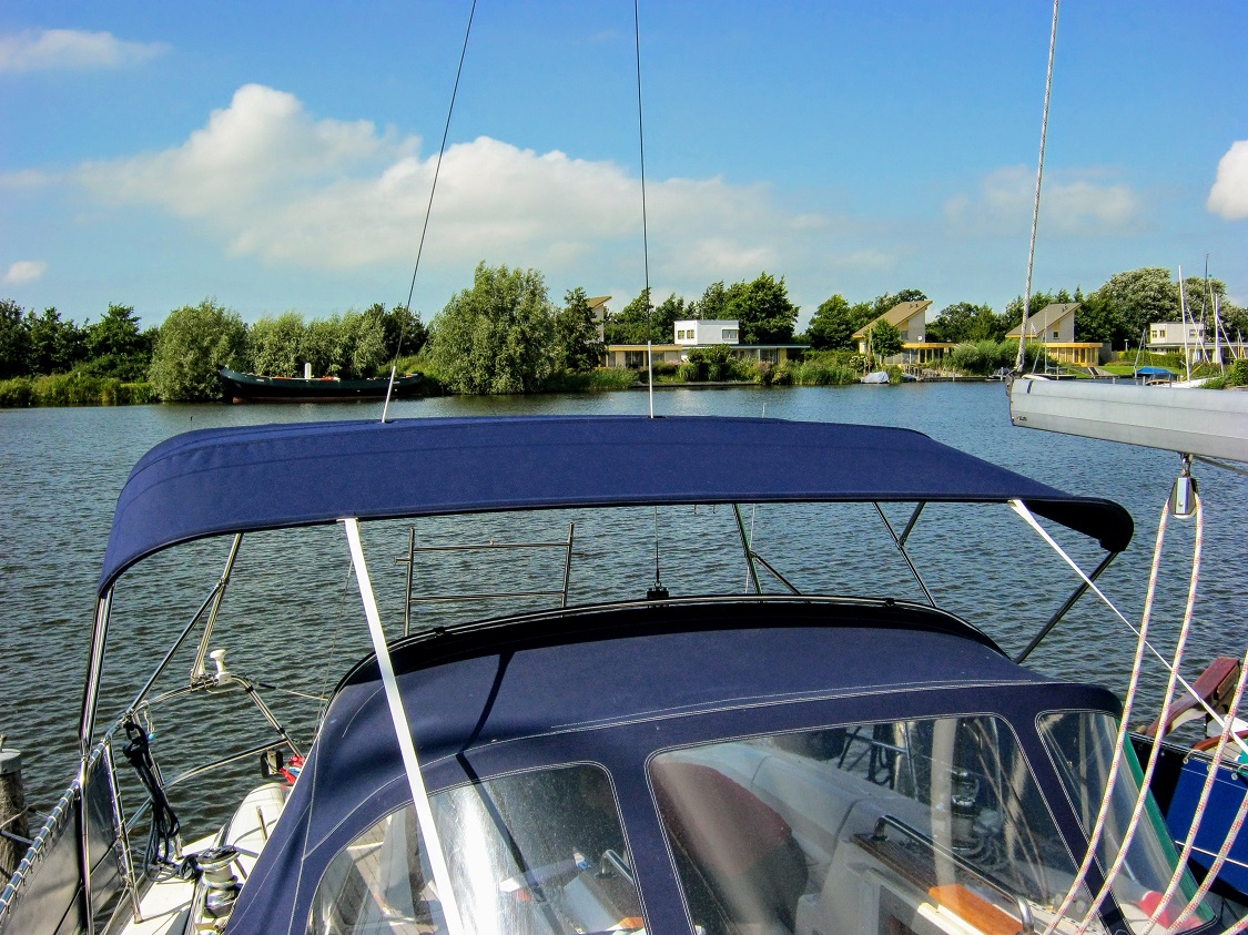 bimini blauw op boot in water