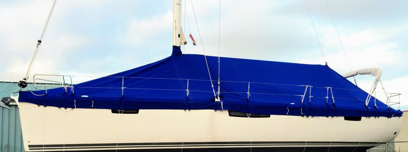 Blauw winterkleed op witte boot op het trailer
