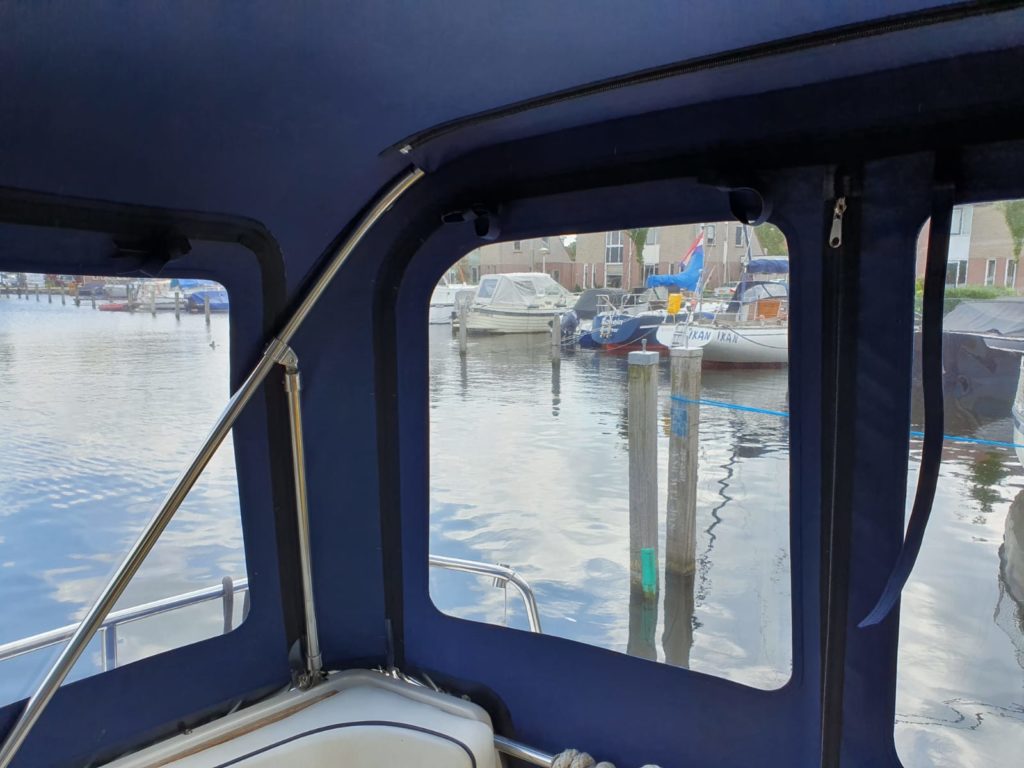 binnenkant van boot met blauwe achtertent