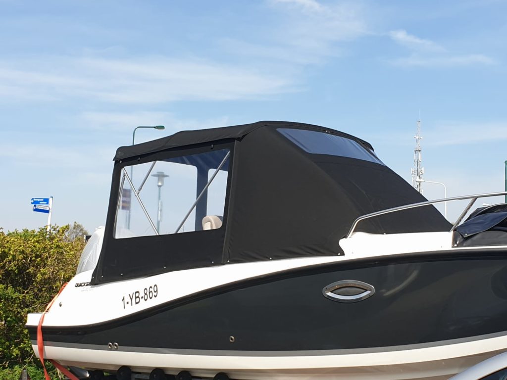 Schwarzes Bimini-Dach auf dem Boot