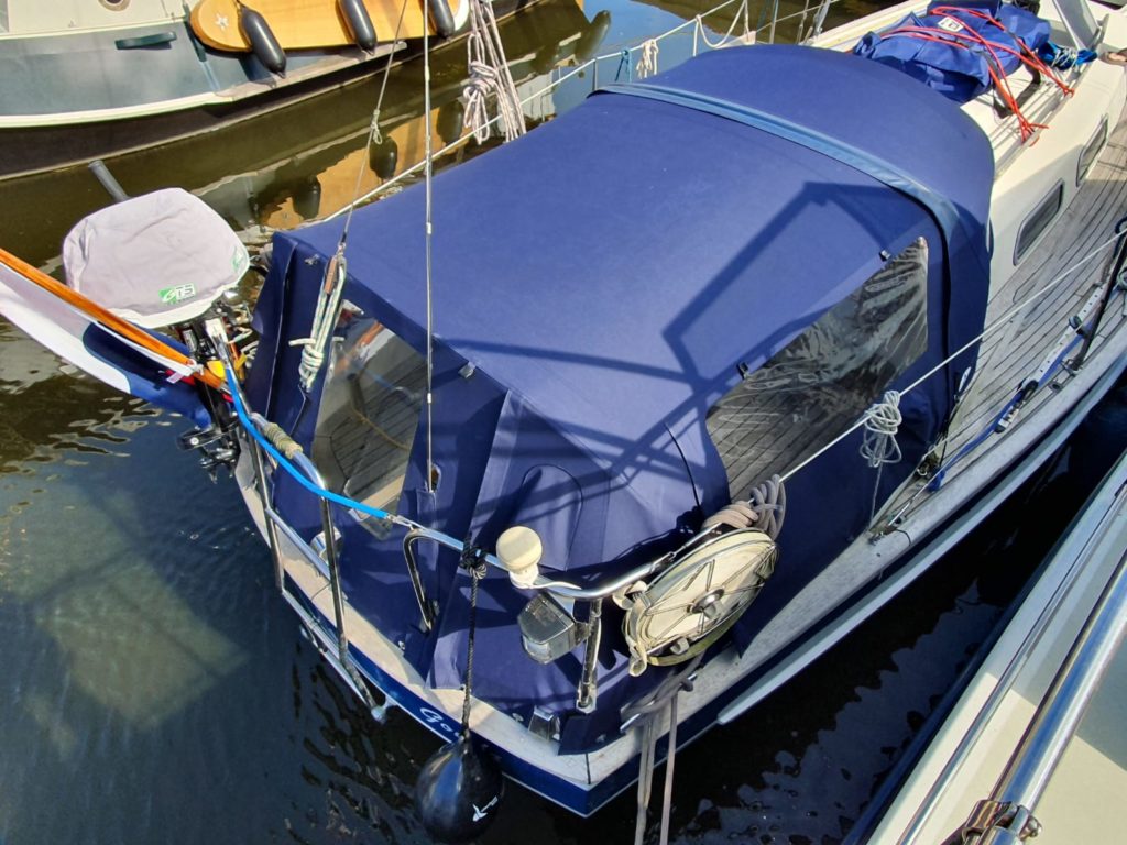 Heckzelt Blau auf weißem Boot im Wasser