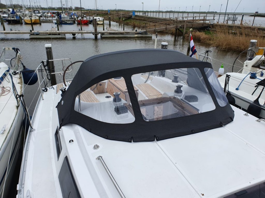 Buiskap Grijs op witte boot in haven