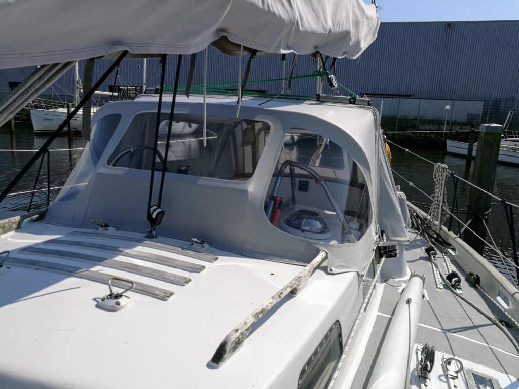 witte Buiskap op witte boot in haven