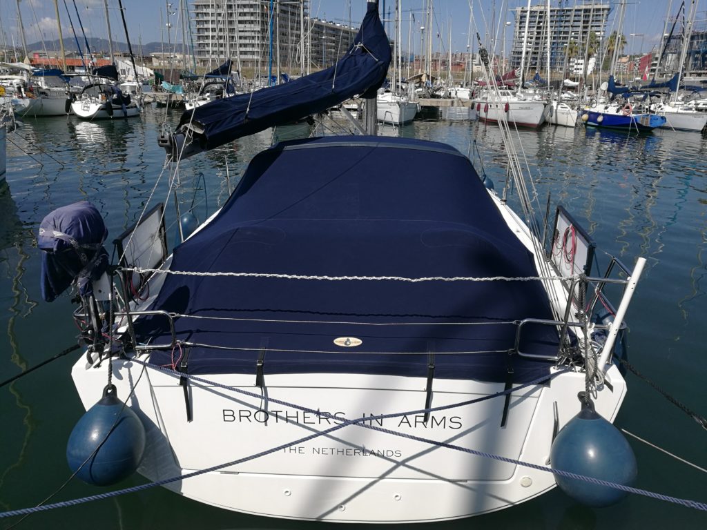 blauwe haventent op witte boot in haven