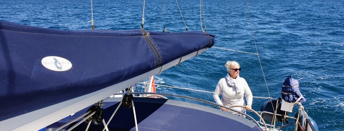 maindrop op water met vrouw en logo