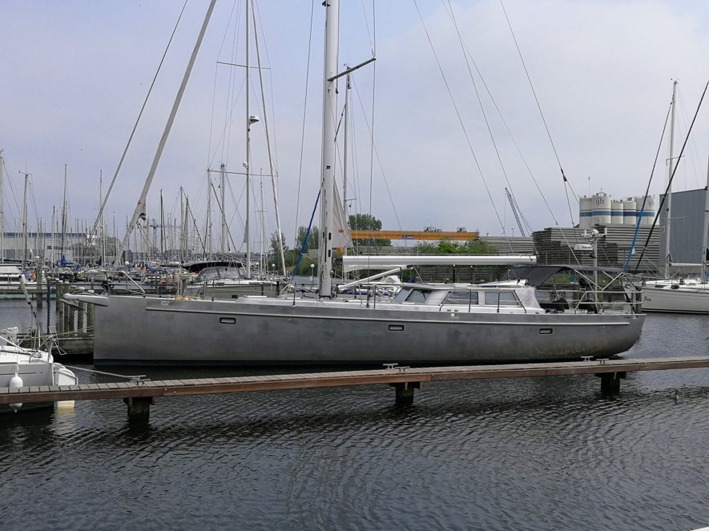 Grijze boot in haven op het water