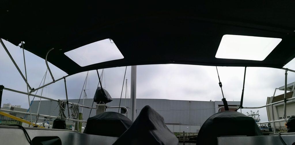 Bimini foto vanaf binnenkant van de boot op water