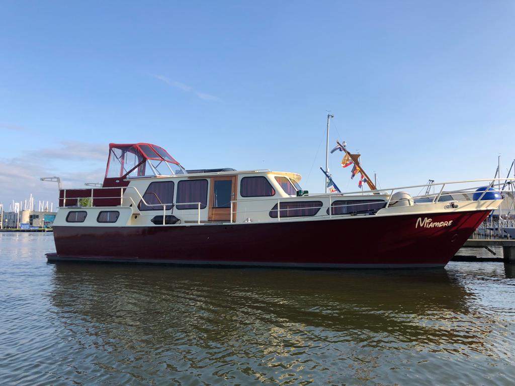 Boot met rode onderkant in het water