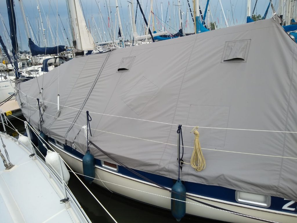 Grijze Boottent op boot in haven