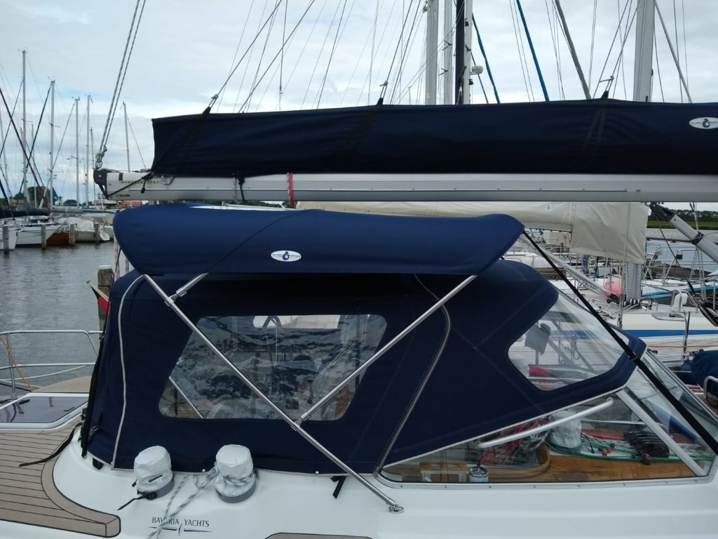 blauwe Boottent op boot in haven