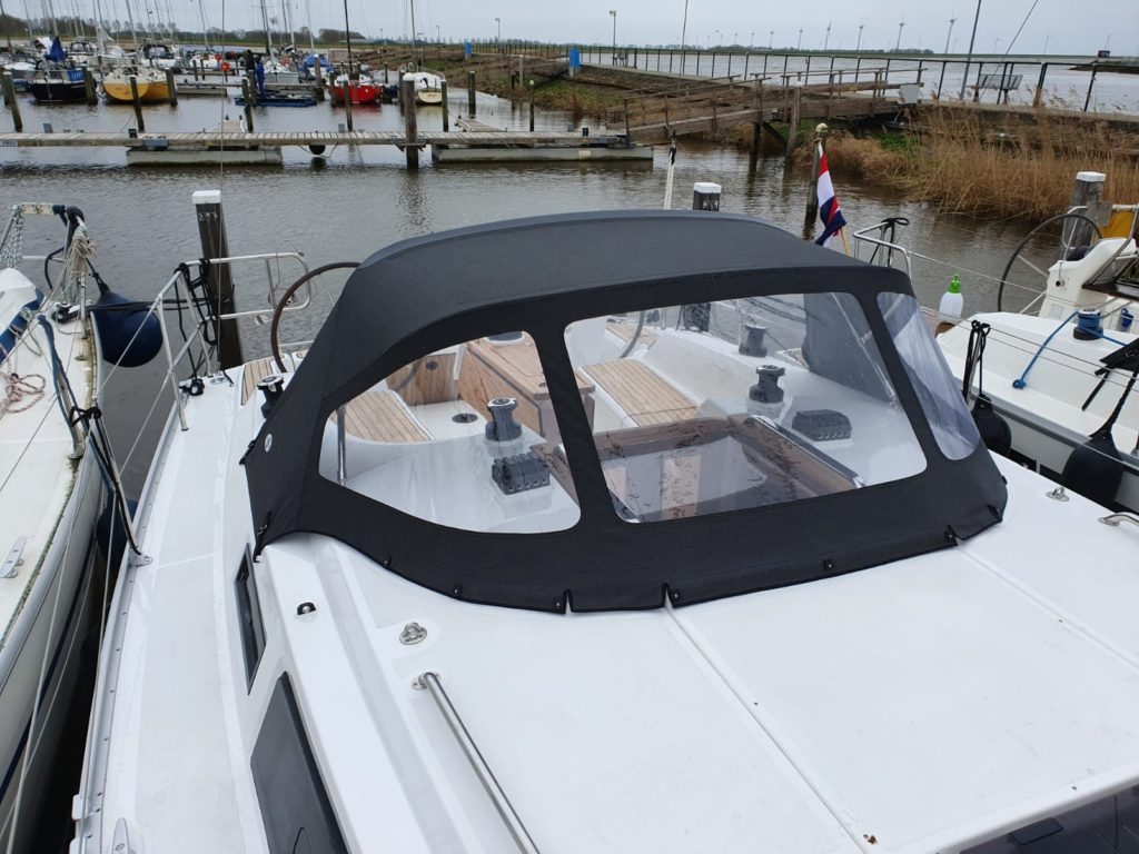 Tube cover Grey on white boat in harbor