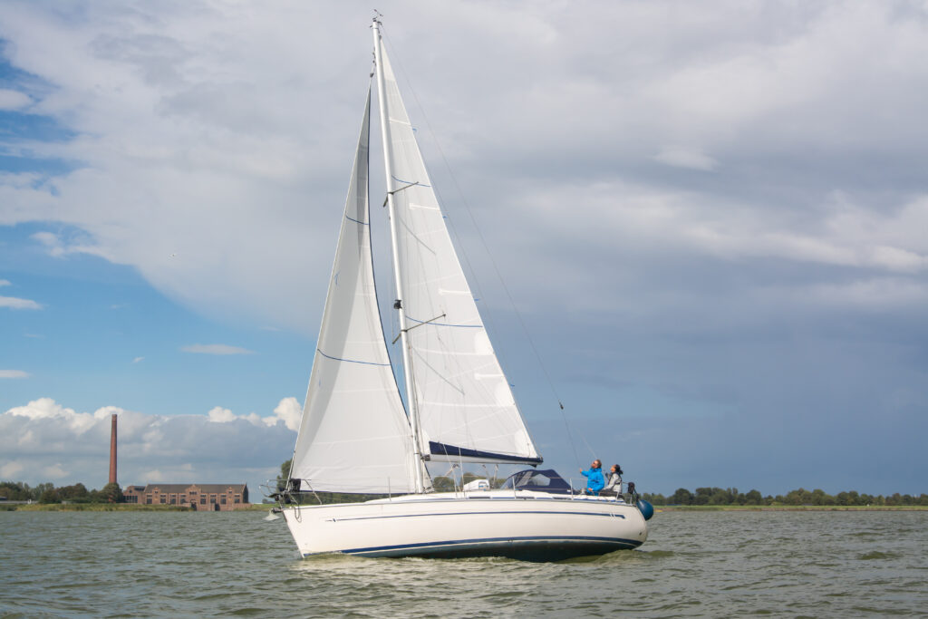 Segelboot geneigt
