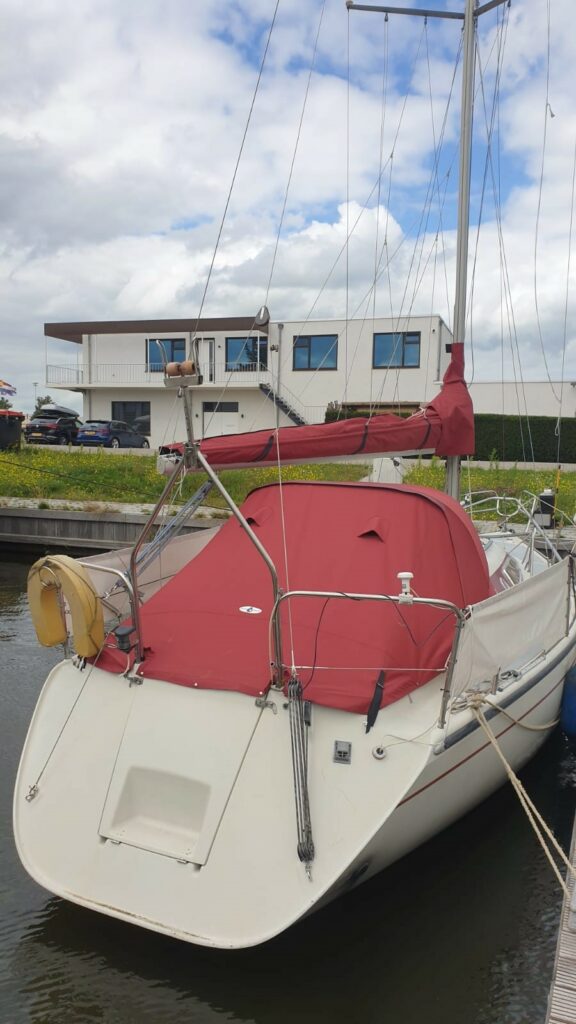 Hafenzelt rot auf weißem Boot im Wasser
