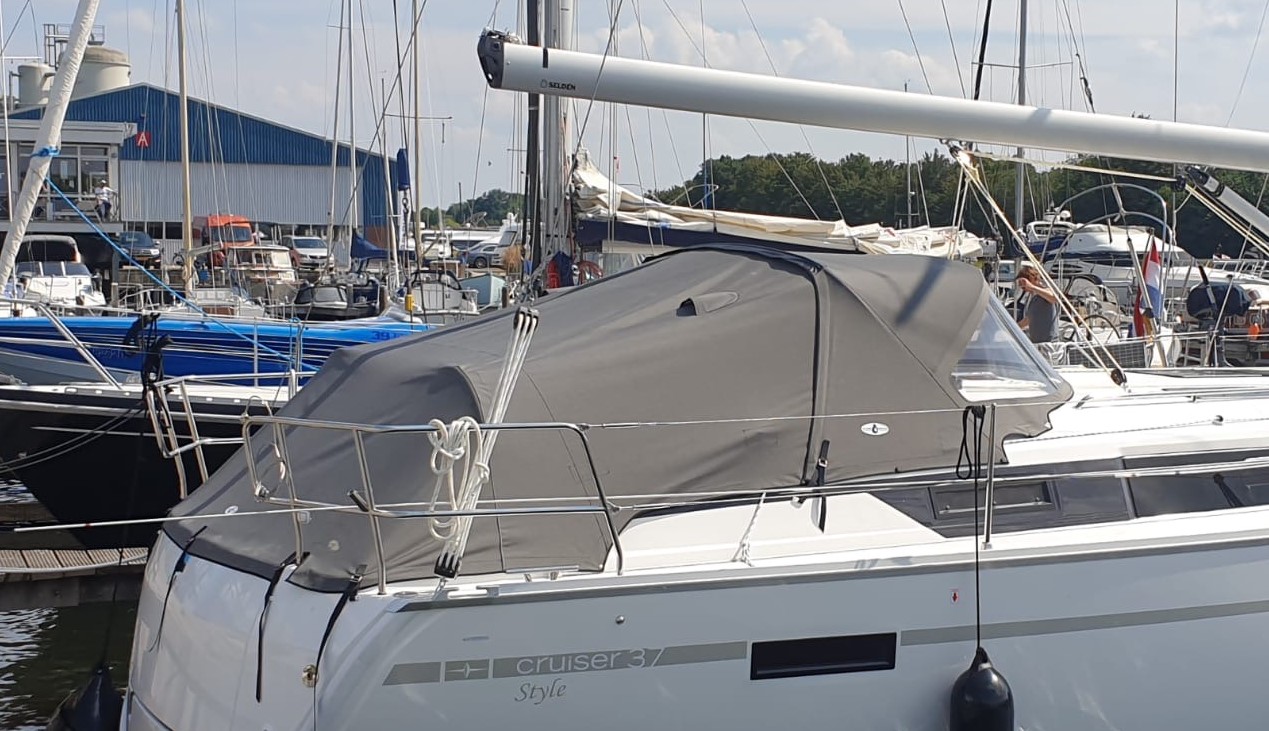 Hafenzelt und Spritzdecke grau auf weißem Boot im Hafen